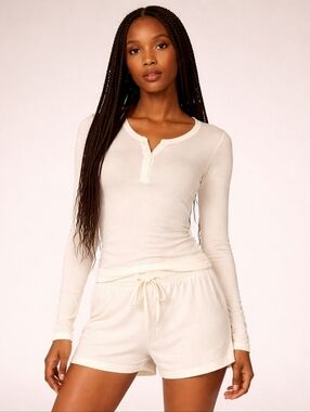 SKIMS Cream Long Sleeve Henley Top Slim Fit Basic Pilates Efforles